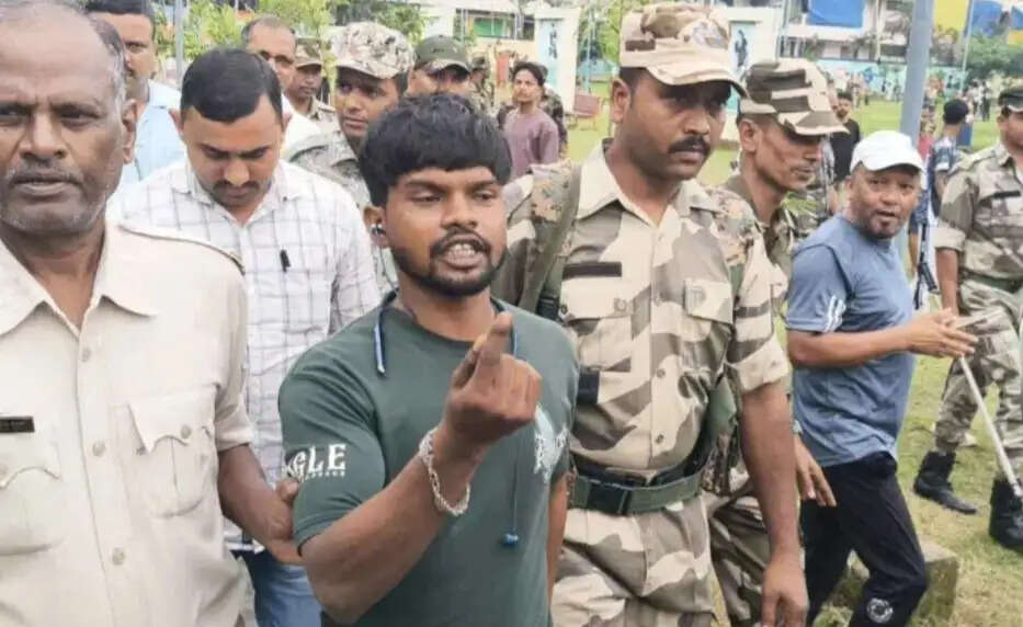 आठ घंटे बाद टावर से नीचे उतरा हीरालाल, पुलिस ने हिरासत में लेकर शुरू की पूछताछ