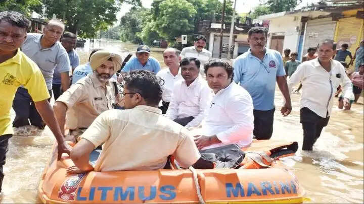 रीवाः भारी बारिश से कई इलाके हुए जलमग्न, उप मुख्यमंत्री ने क्षेत्र का दौरा कर स्थिति का लिया जायजा