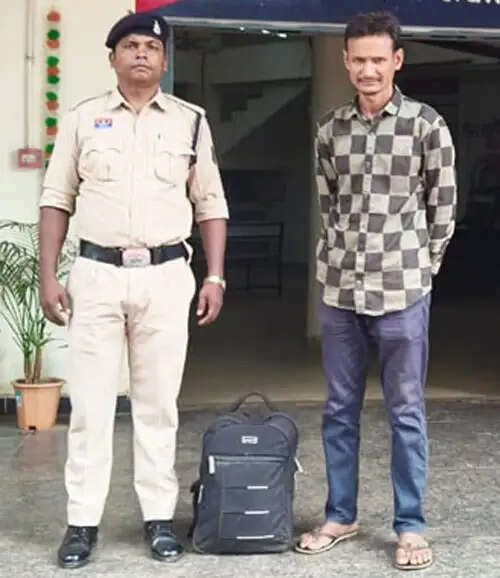 आठ लीटर हाथ भट्टी से निर्मित महुआ शराब के साथ एक आरोपित गिरफ्तार