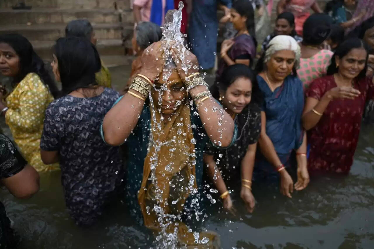 काशी तमिल संगमम—4: तमिल महिलाओं के दल ने हनुमानघाट पर गंगा में लगाई डुबकी