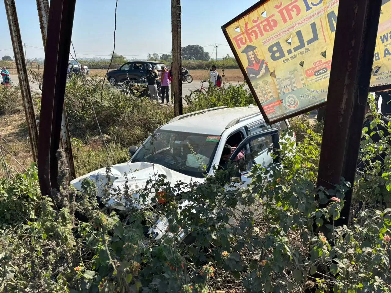 अनूपपुर: स्कूटी बचाने के चक्कर में कार खंभे से टकराई, 6 घायल