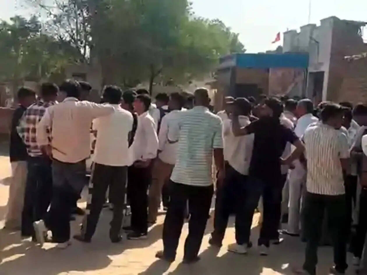 हिसार-गावड़ बस रूट पर विद्यार्थियों ने रोकी बस, तीन दिन में समाधान का आश्वासन