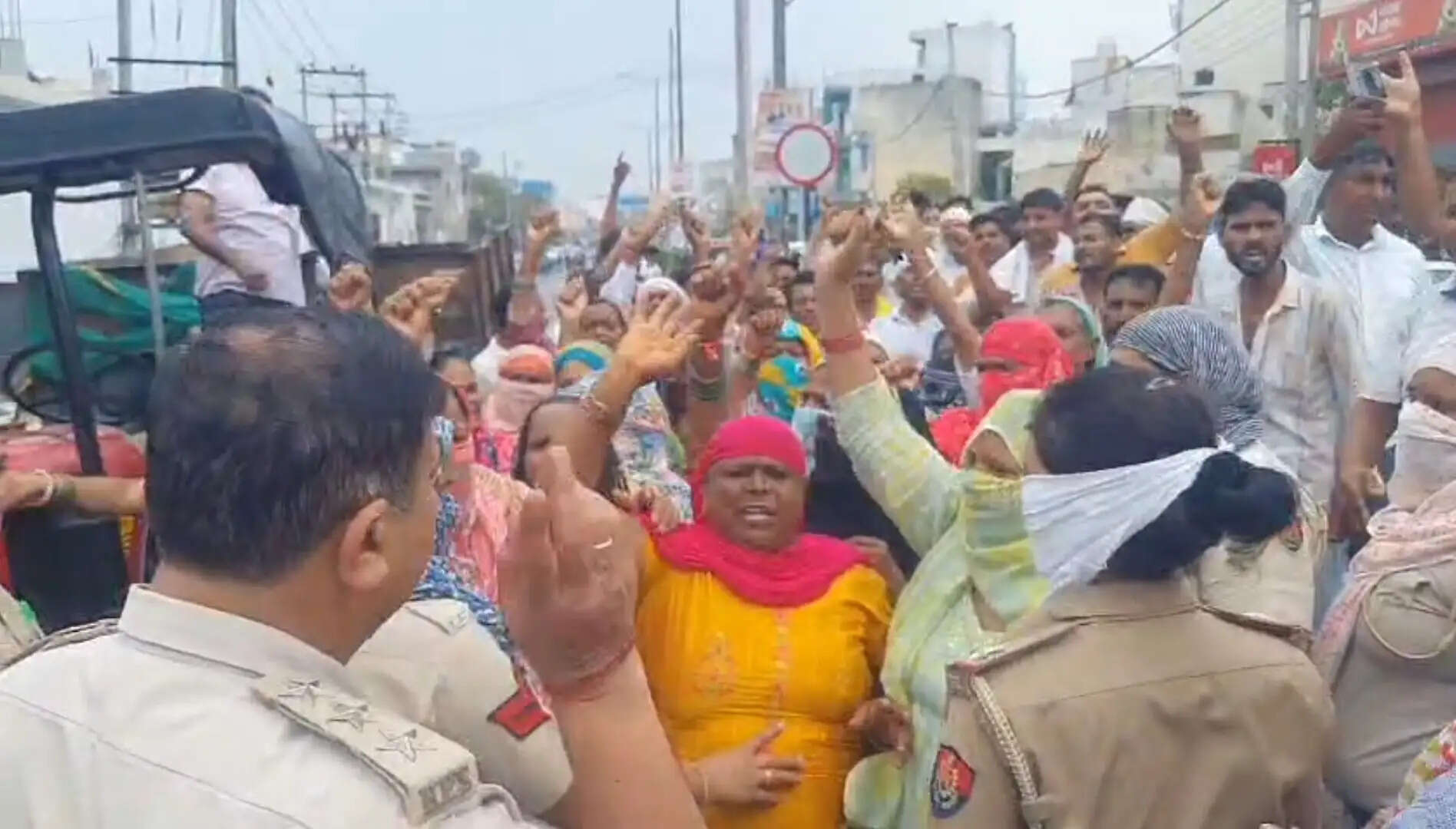 कैथल : पुलिस सुरक्षा में जेसीबी व डंपर से कराई सफाई, विरोध करने वाले कर्मचारी हिरासत में लिए