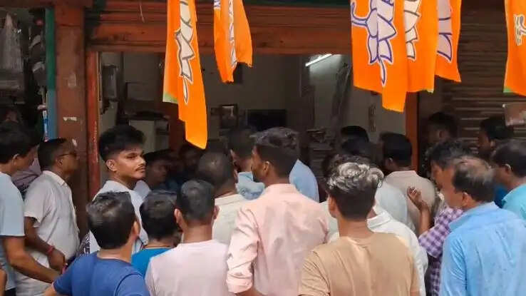 न्यू जलपाईगुड़ी स्टेशन आधुनिकीकरण के बीच हॉकर्स का विरोध, पुनर्वास की मांग तेज