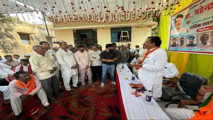 ग्वालियरः अपेक्स बैंक के प्रशासक ने ग्रामीण क्षेत्र की सोसायटियों का निरीक्षण कर किसानों से किया संवाद