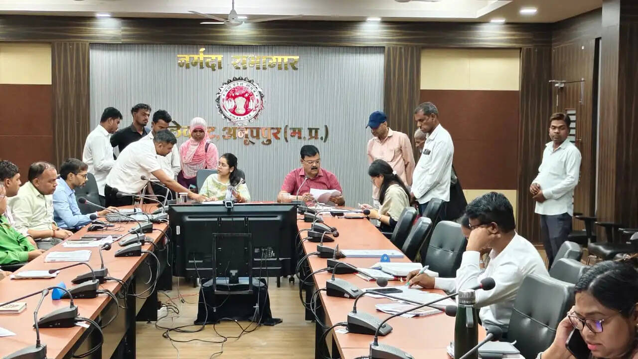 अनूपपुर: लालपुर सरपंच से परेशान पंचों ने कलेक्टर से जनसुनवाई में लगाई गुहार
