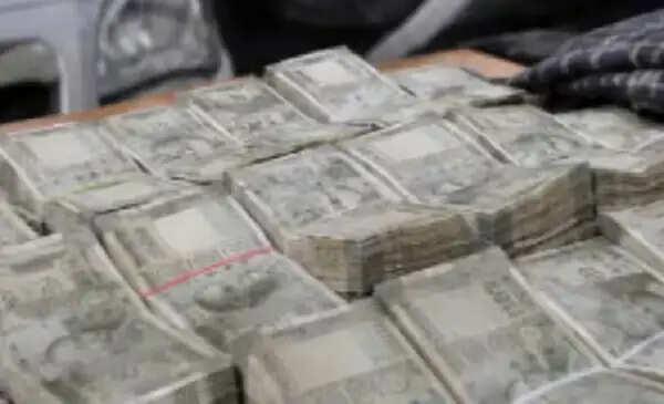 दतिया उपचुनाव: चेकिंग के दौरान स्कूली वाहन से 3.30 लाख रुपये नकद जब्त