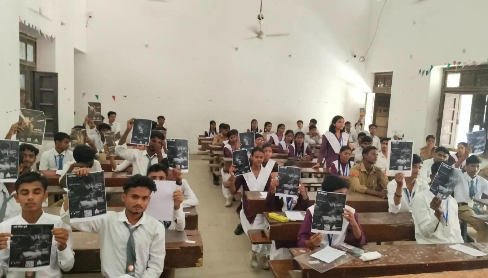देवरिया में साइबर अपराधों से बचाव के लिए छात्रों को किया जागरूक