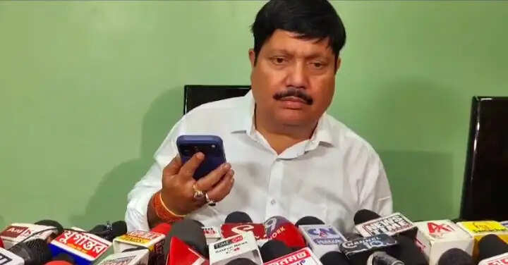 अर्जुन सिंह की भाजपा कार्यकर्ताओं से अपील - हिंसा से दूर रहें