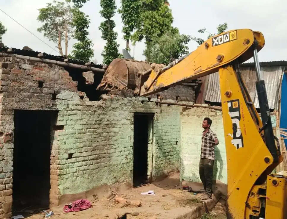 सिमराही में अतिक्रमण हटाने पहुंची प्रशासनिक टीम को विरोध का सामना