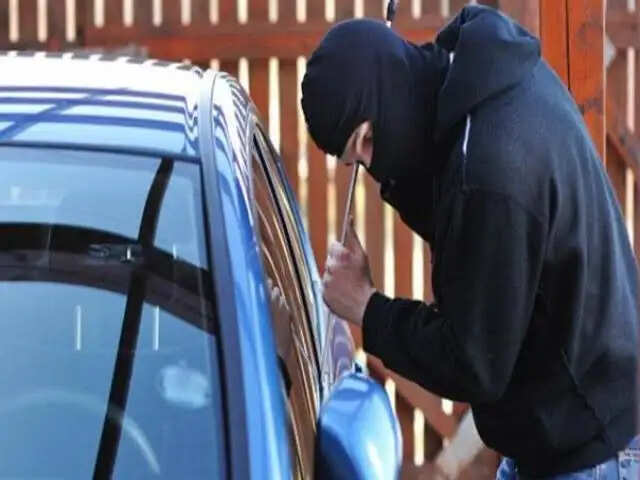 सॉफ्टवेयर इंजीनियर की कार का शीशा तोड़कर लैपटॉप और कीमती सामान चोरी