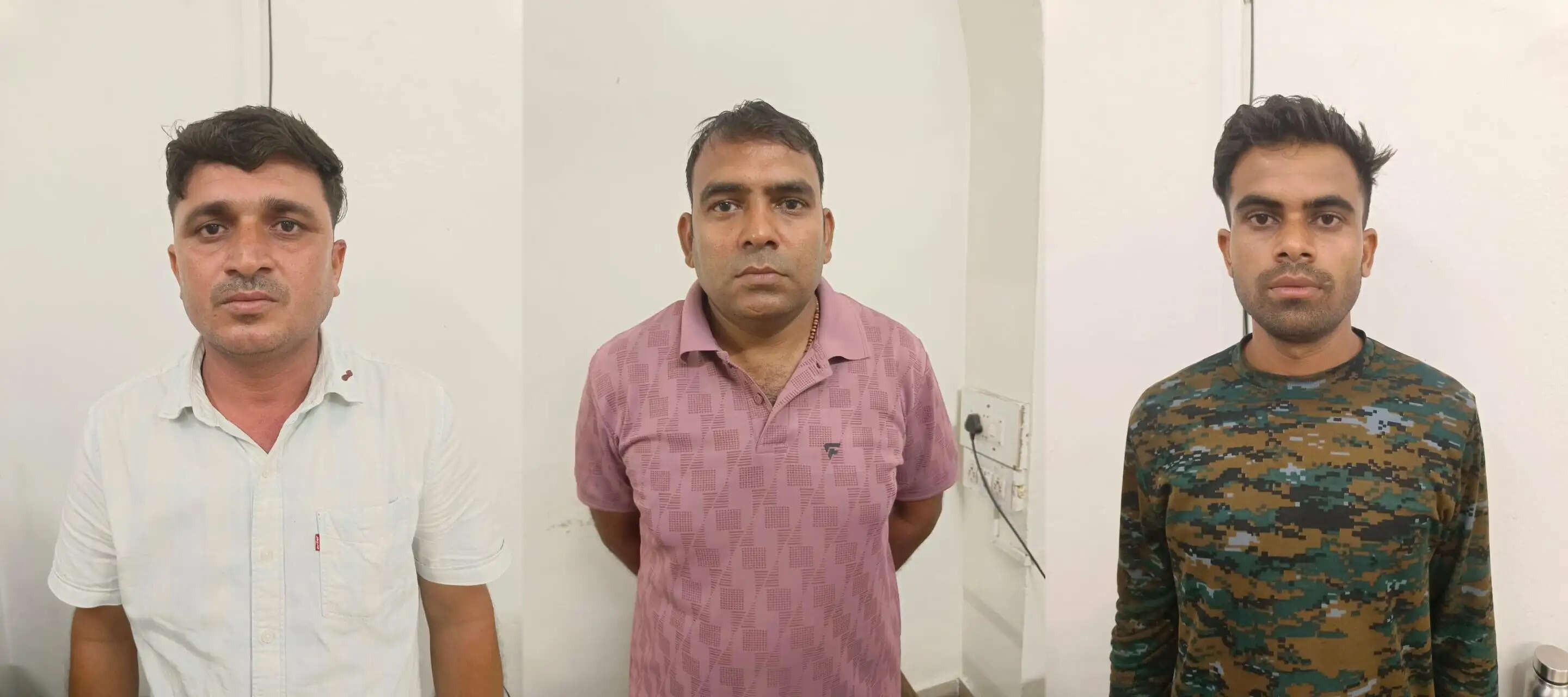 वन विभाग के तीन फॉरेस्ट गार्ड दस हजार की रिश्वत लेते गिरफ्तार