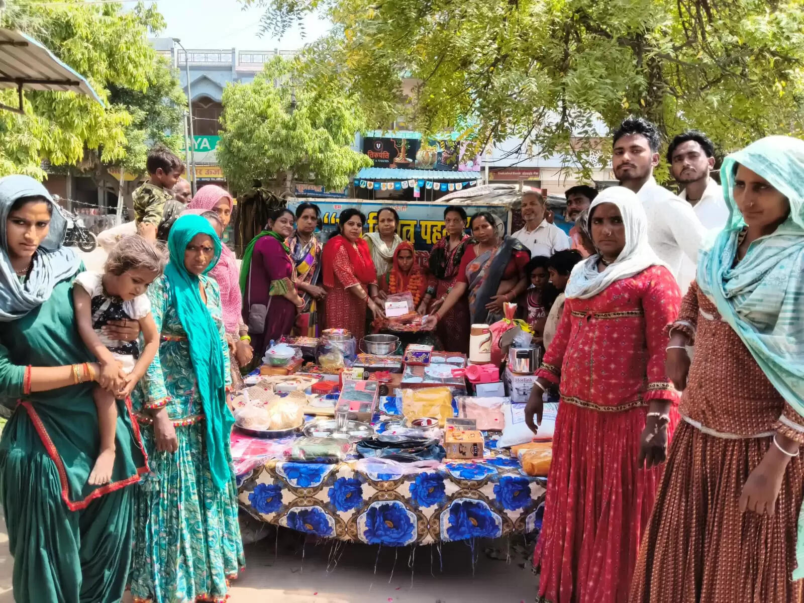 फुटपाथ की झोपड़ी से उठी खुशियों की बारात, जरूरतमंद खुशबू के विवाह में आगे आईं समिति