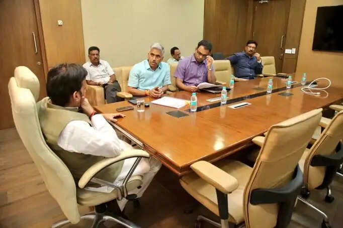 कार्यों की नियमित मॉनिटरिंग कर समयबद्ध क्रियान्वयन करें सुनिश्चित: उप मुख्यमंत्री शुक्ल