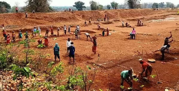 मनरेगा को खत्म कर नया ग्रामीण रोजगार कानून लाने को विपक्ष ने बताया बापू का अपमान, प्रियंका गांधी, मणिकम टैगोर और अखिलेश यादव ने पूछे सवाल