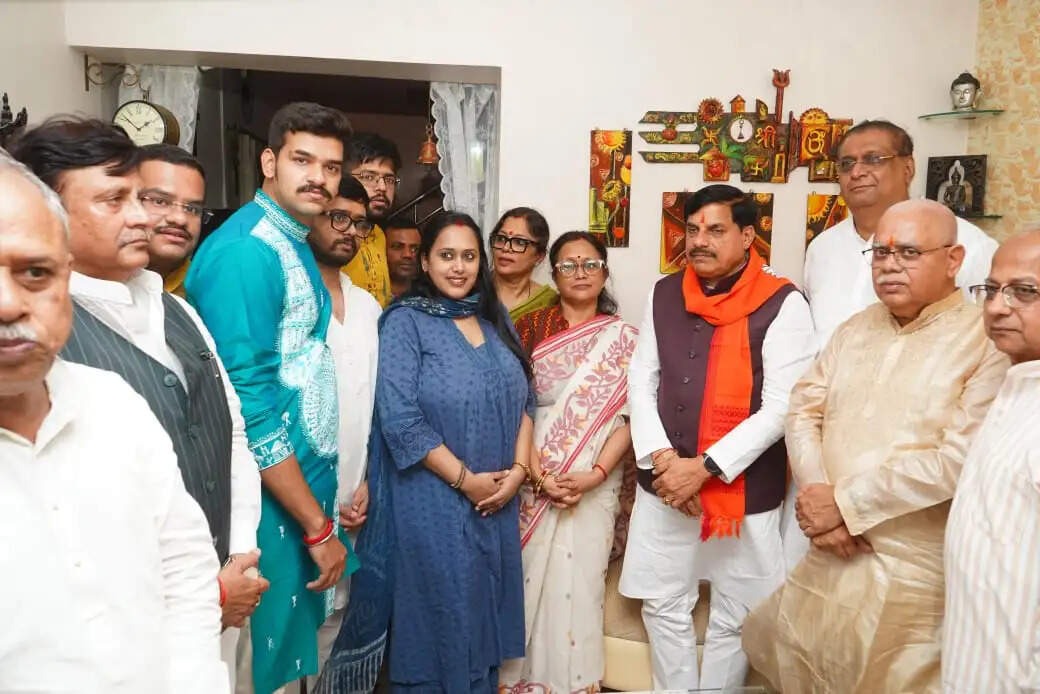 सतना पहुंचे मुख्यमंत्री डॉ. मोहन यादव, दिवंगतजनों के निवास पहुंचकर दी श्रद्धांजलि