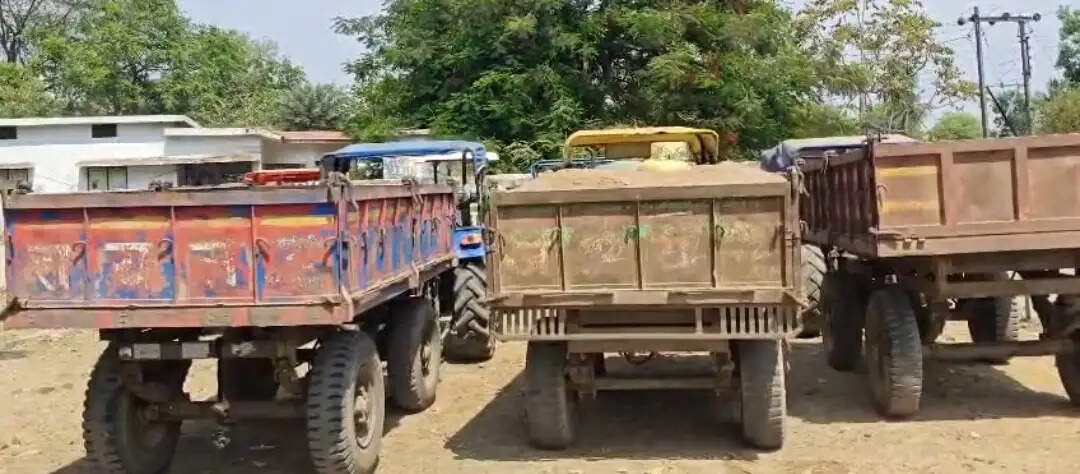 रेत माफियाओं पर प्रशासन का शिकंजा, पांच ट्रैक्टर जब्त