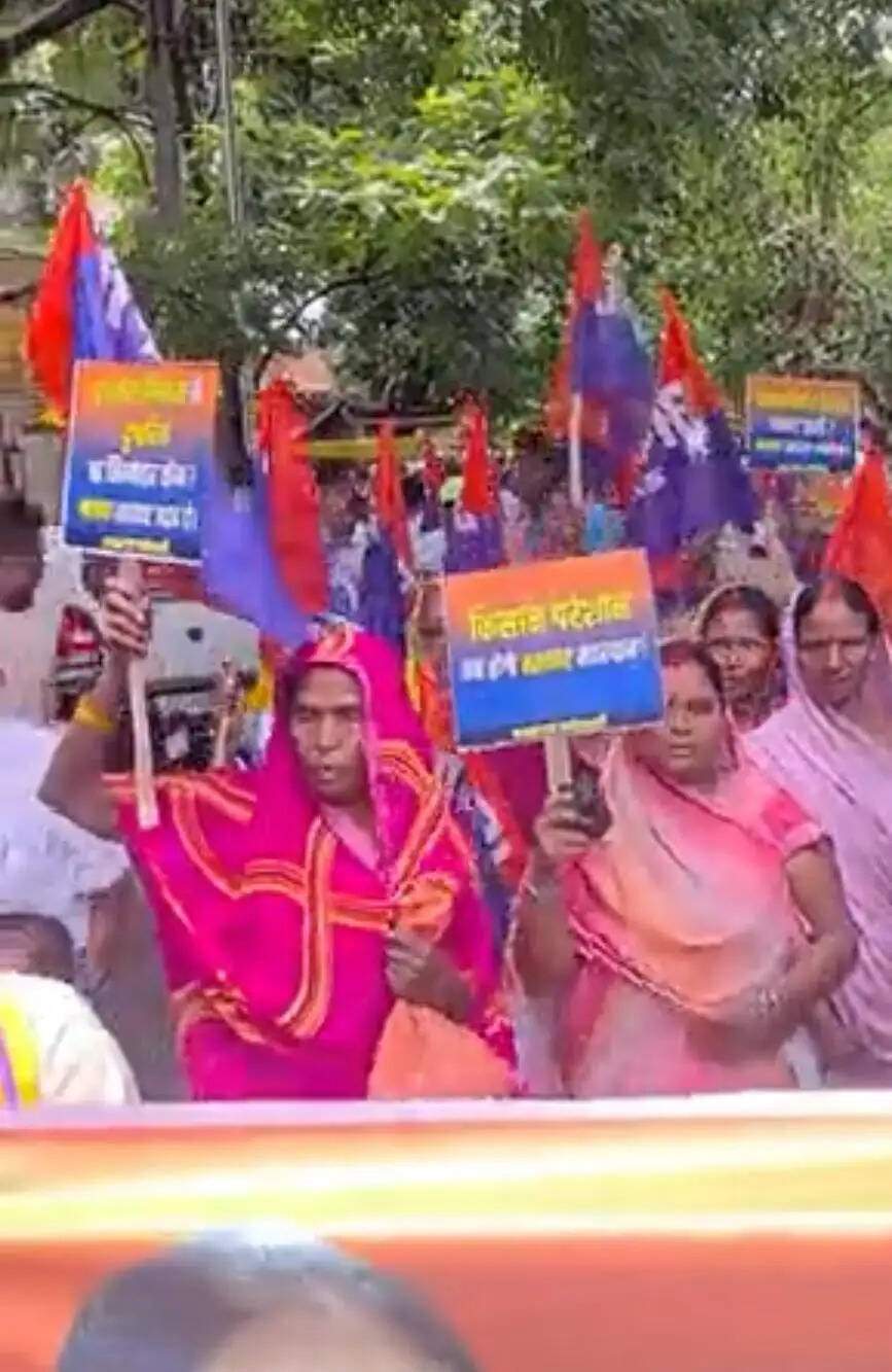उर्वरक संकट और एथेनॉल मिश्रण के विरोध में अपना दल (कमेरावादी) का प्रदर्शन