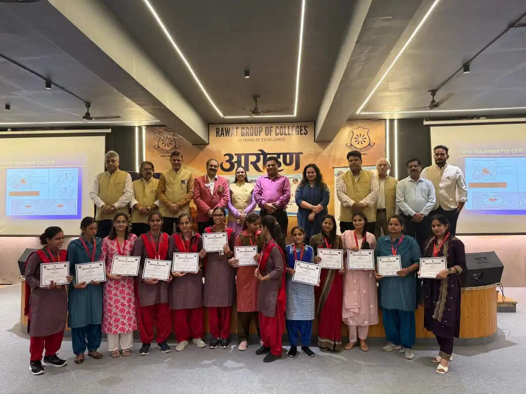 400 छात्राओं को सड़क सुरक्षा और सीपीआर का दिया प्रशिक्षण