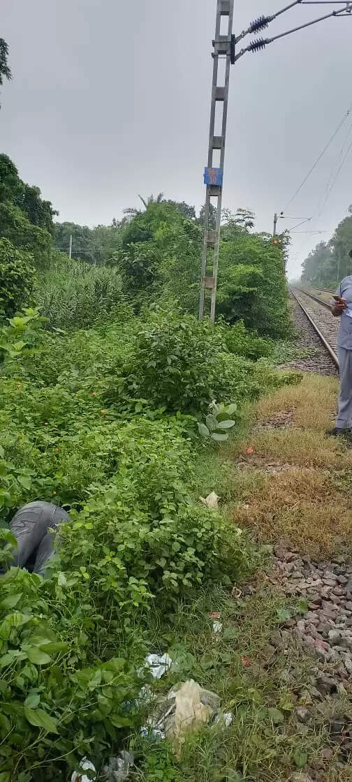 ट्रेन से गिरकर युवक की दर्दनाक मौत