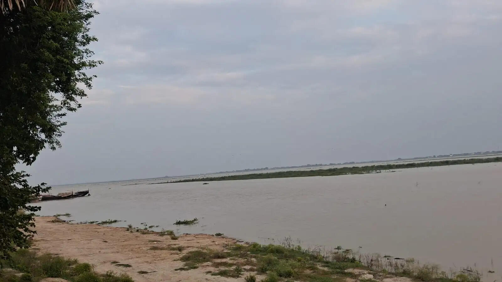 गंगा-सरयू के उफान से ऐतिहासिक चिरांद पर मंडराया कटाव का खतरा, ग्रामीणों में दहशत