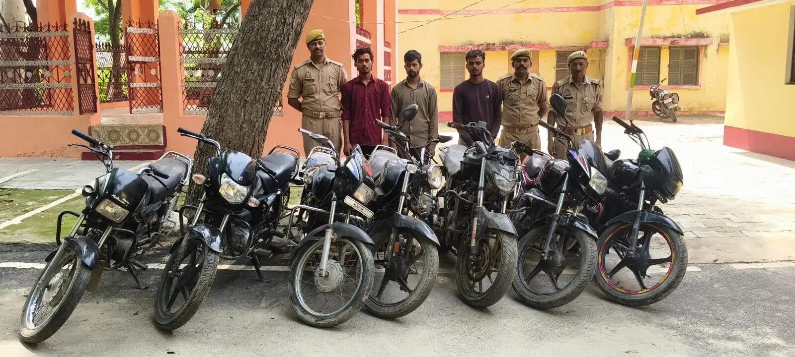 वाहन चोर गिरोह का पर्दाफाश, दो भाइयों समेत तीन गिरफ्तार, चोरी की सात मोटरसाइकिल बरामद