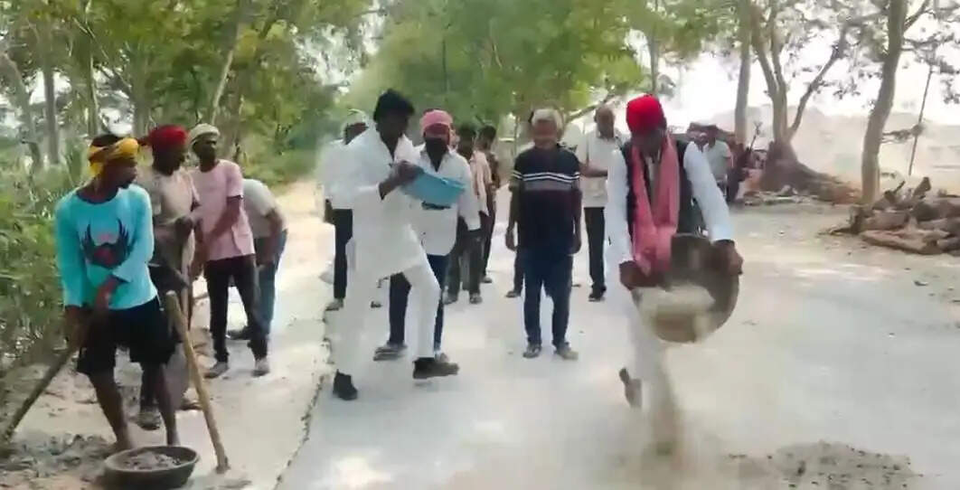 बरहज-सोनूघाट मार्ग की मरम्मत की मांग को लेकर सपा ने चलाया ‘गड्ढा पाटो अभियान’