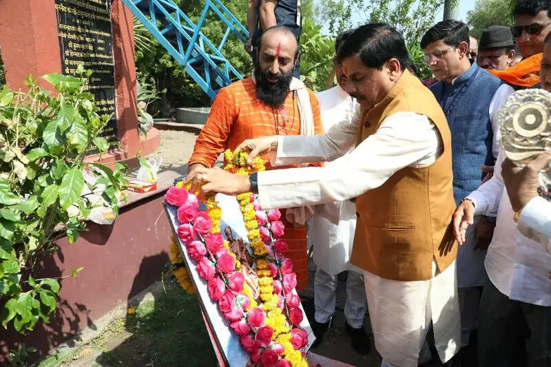 मप्रः मुख्यमंत्री ने इंदौर के किला मैदान पर वीरांगना रानी लक्ष्मीबाई की प्रतिमा पर किया माल्यार्पण