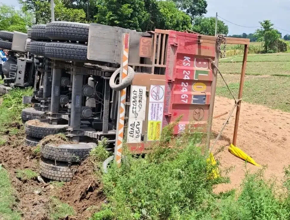 राघोपुर में तेज रफ्तार का कहर: बालू लदा 18 चक्का ट्रक पलटा, चालक मौके से फरार