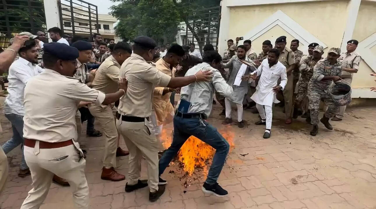 एनएसयूआई कार्यकर्ताओं ने राज्‍य सरकार के ख‍िलाफ खोला माेर्चा, पुलिस के साथ हुई झूमा-झटकी