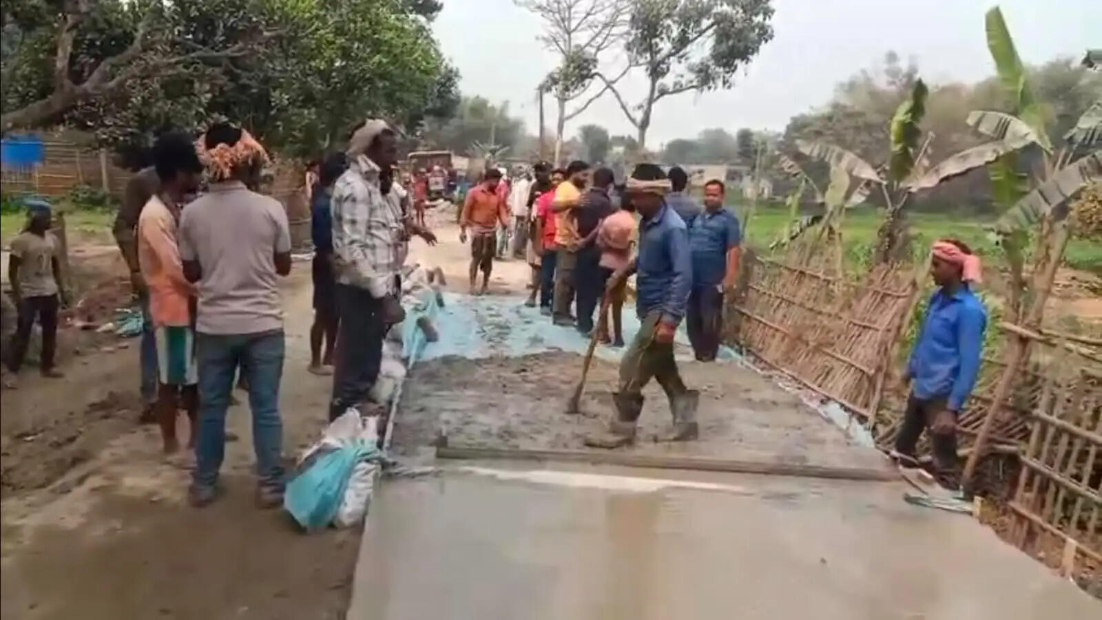 सड़क निर्माण में अनियमितता को लेकर ग्रामीणों का विरोध प्रदर्शन