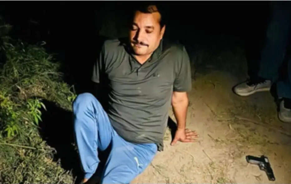 हिस्ट्रीशीटर को गोली मारने वाला 25 हजार रुपये का इनामी मुठभेड़ में गिरफ्तार, पैर में लगी गोली