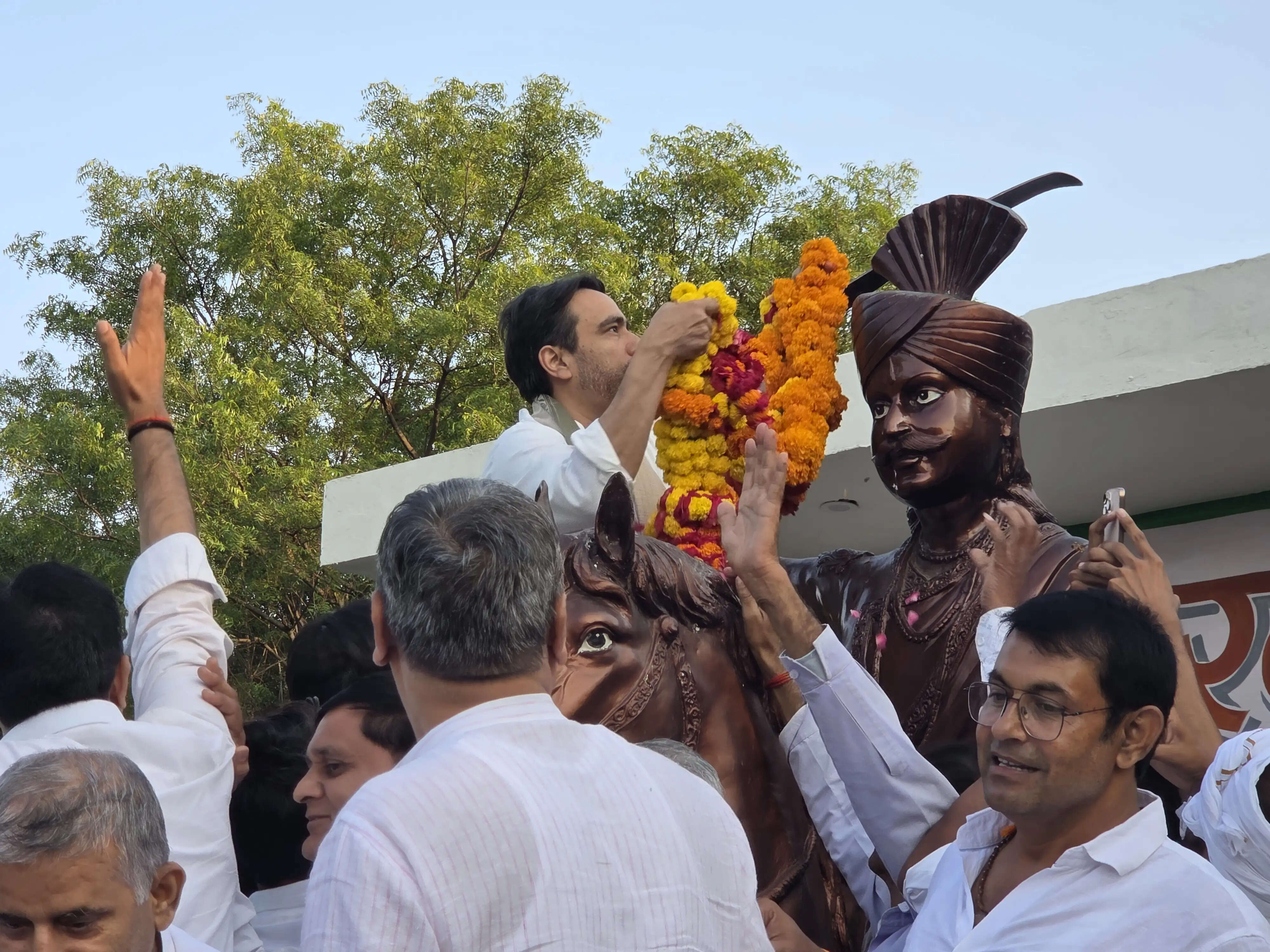 रालोद अध्यक्ष जयंत चौधरी ने महान योद्धा गाेकुला जाट काे किया नमन, बाेले एनसीईआरटी में शामिल हुई उनकी वीरगाथा