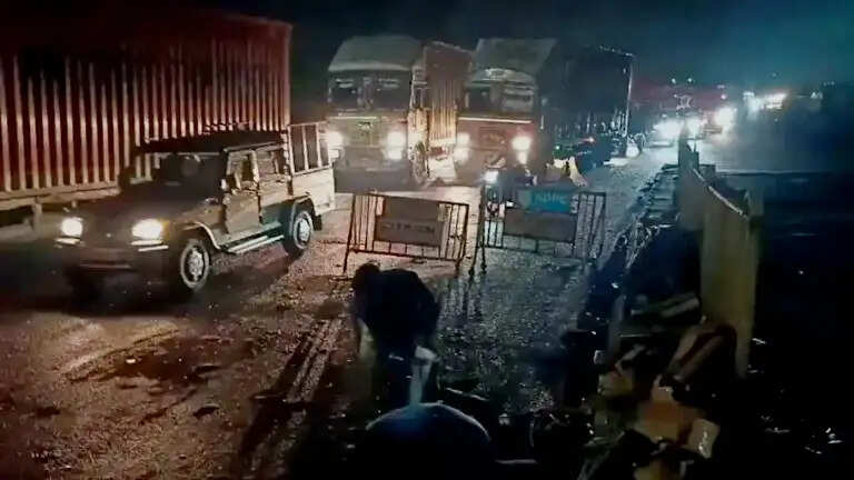 नेशनल हाईवे-19 पर चार गाड़ियों की आपस में जोरदार टक्कर