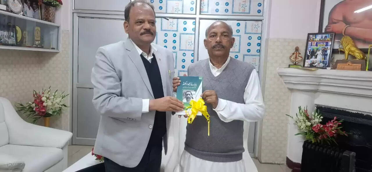 विधानसभा अध्यक्ष को सौंपा दिशोम गुरु के संघर्ष पर लिखी पुस्तक