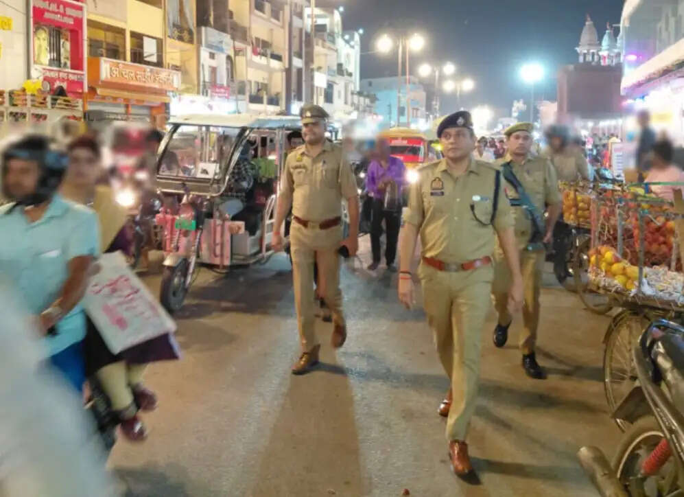 त्योहारों को लेकर पुलिस अलर्ट, एसएसपी ने गोरखनाथ क्षेत्र में किया पैदल गश्त