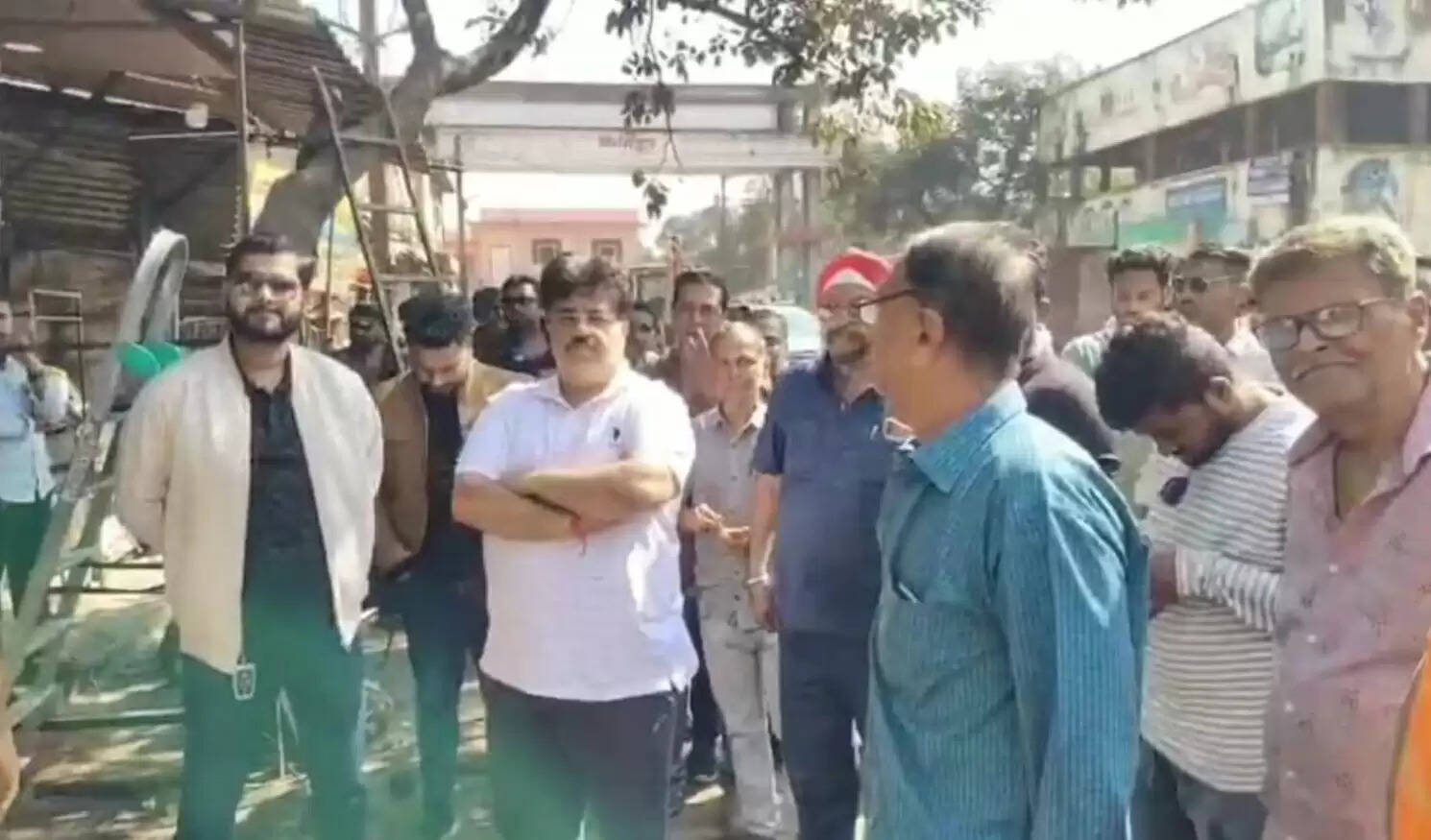 नये बस स्टैंड में अतिक्रमण पर निगम की कार्रवाई