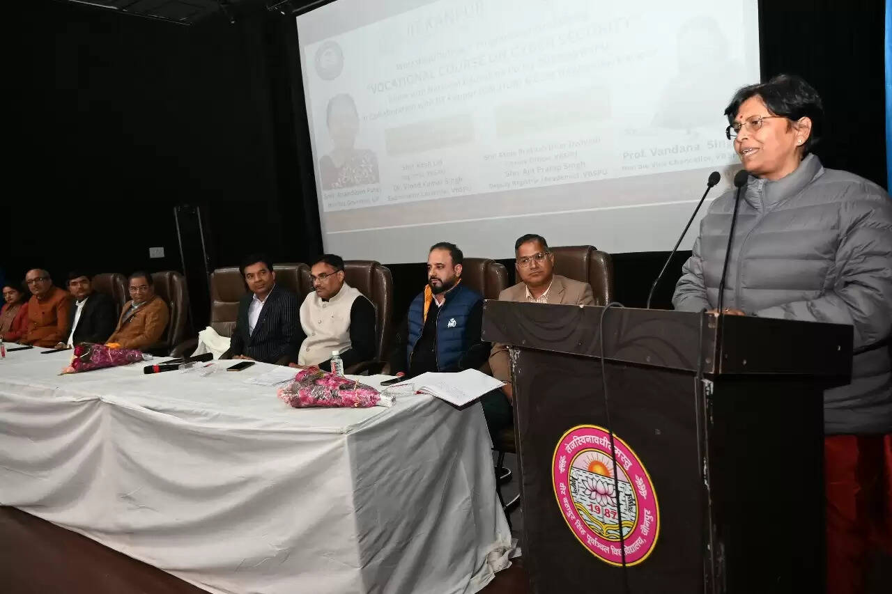 पूर्वांचल विश्वविद्यालय विद्यार्थियों को आधुनिक तकनीकी ज्ञान से करेगा लैसः कुलपति