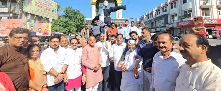 खड़गे के बयान पर भड़की भाजपा, चंद्राचार्य चौक पर फूंका पुतला