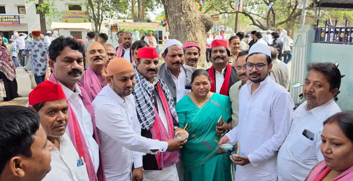 सपा प्रदेश अध्यक्ष श्यामलाल पाल ने विभिन्न ईदगाहों में पहुंचकर दी ईद की बधाई