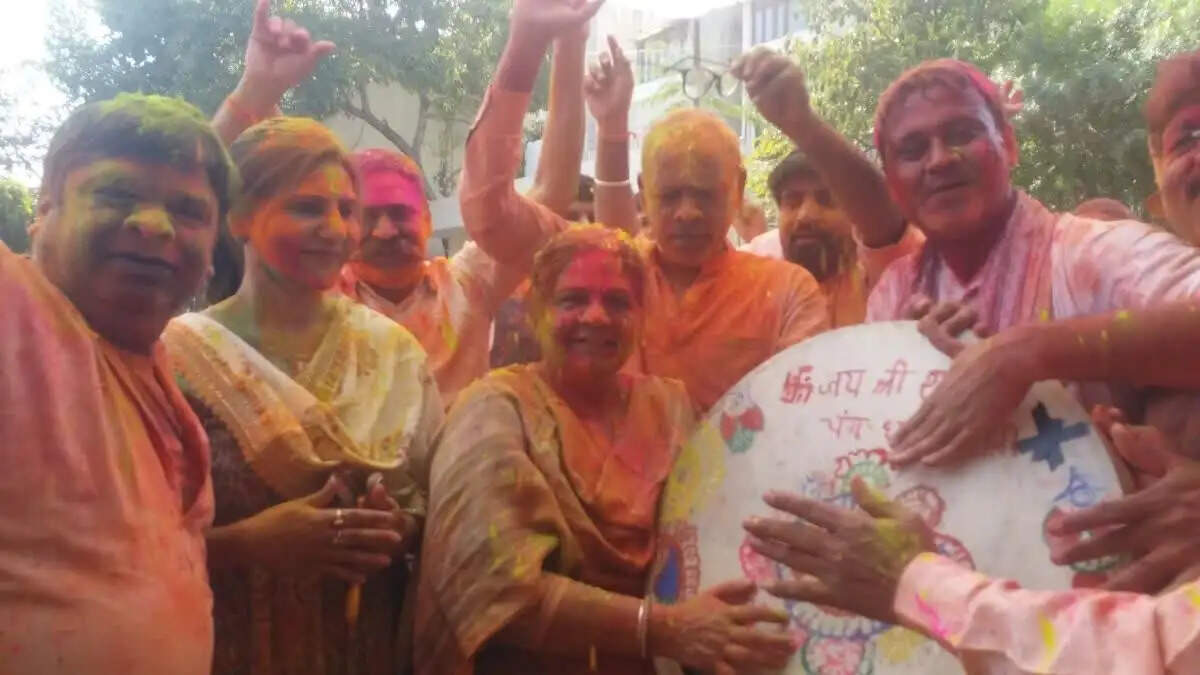 भाजपा कार्यालय में होली मिलन समारोह में नेताओं-कार्यकर्ताओं ने खेली रंगों की होली