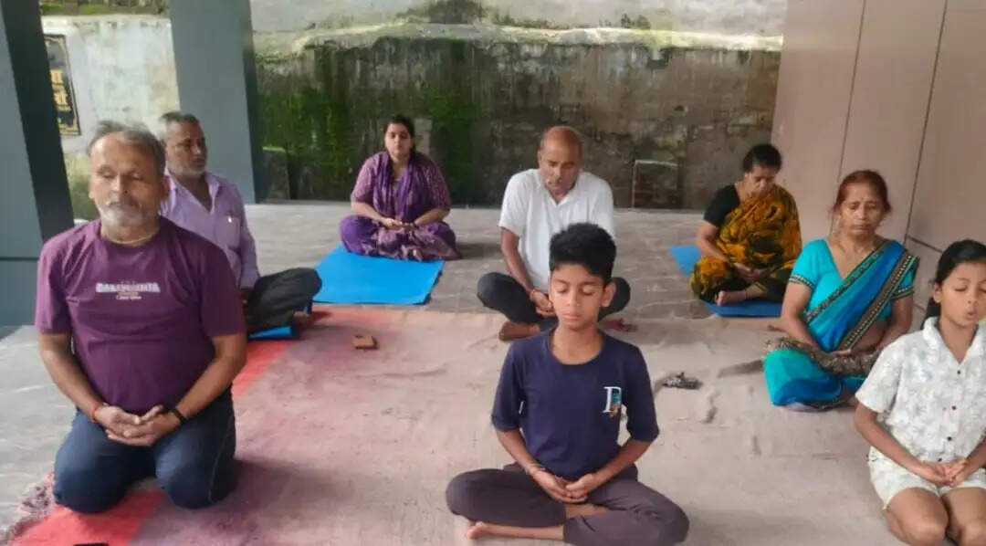 योगाभ्यास से शरीर और मन को स्वस्थ रखने के बताए उपाय