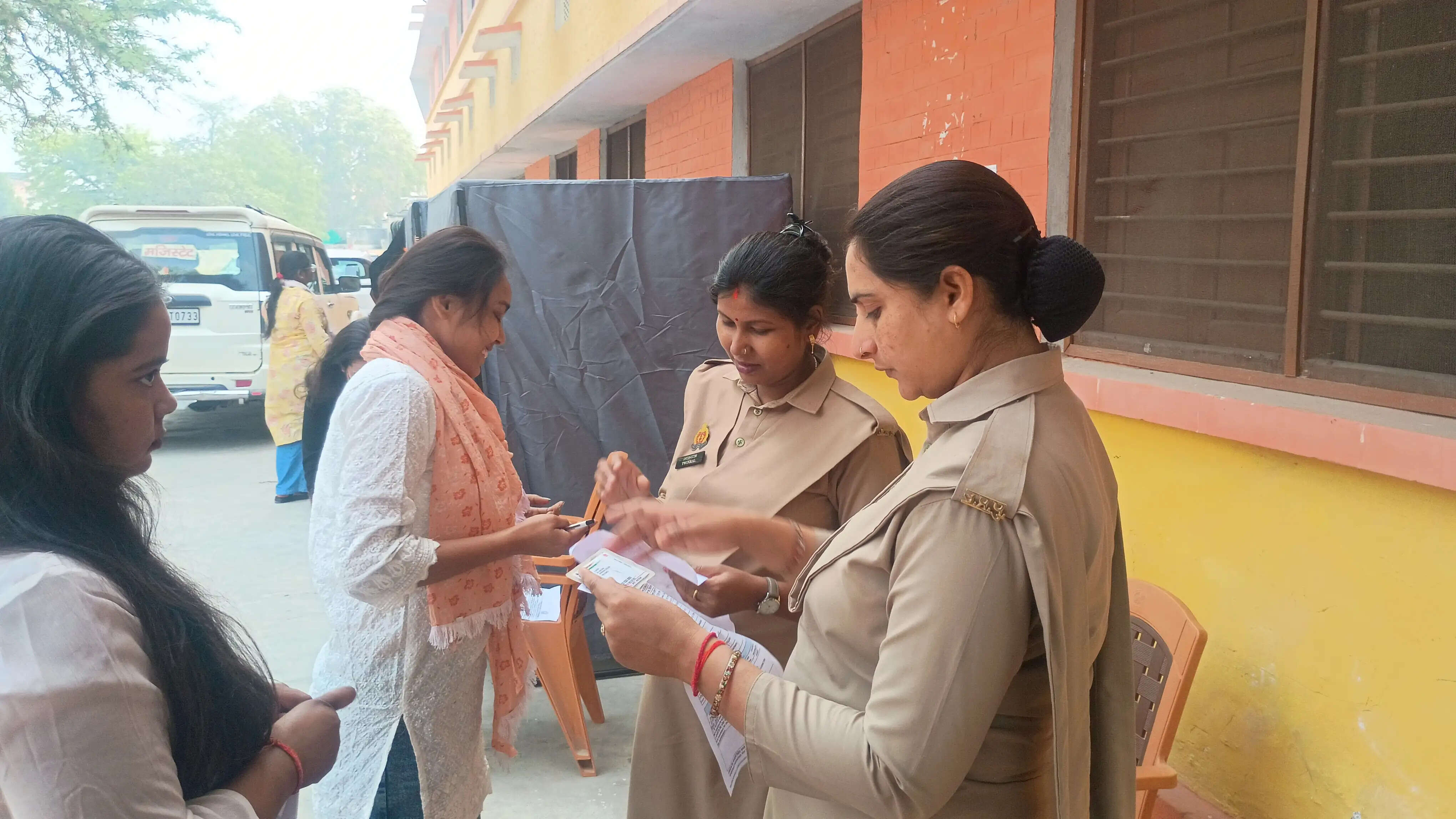 यूपी पुलिस एसआई भर्ती परीक्षा का दूसरा दिन, कड़ी सुरक्षा के बीच 19 परीक्षा केंद्रों पर शुरू हुई परीक्षा