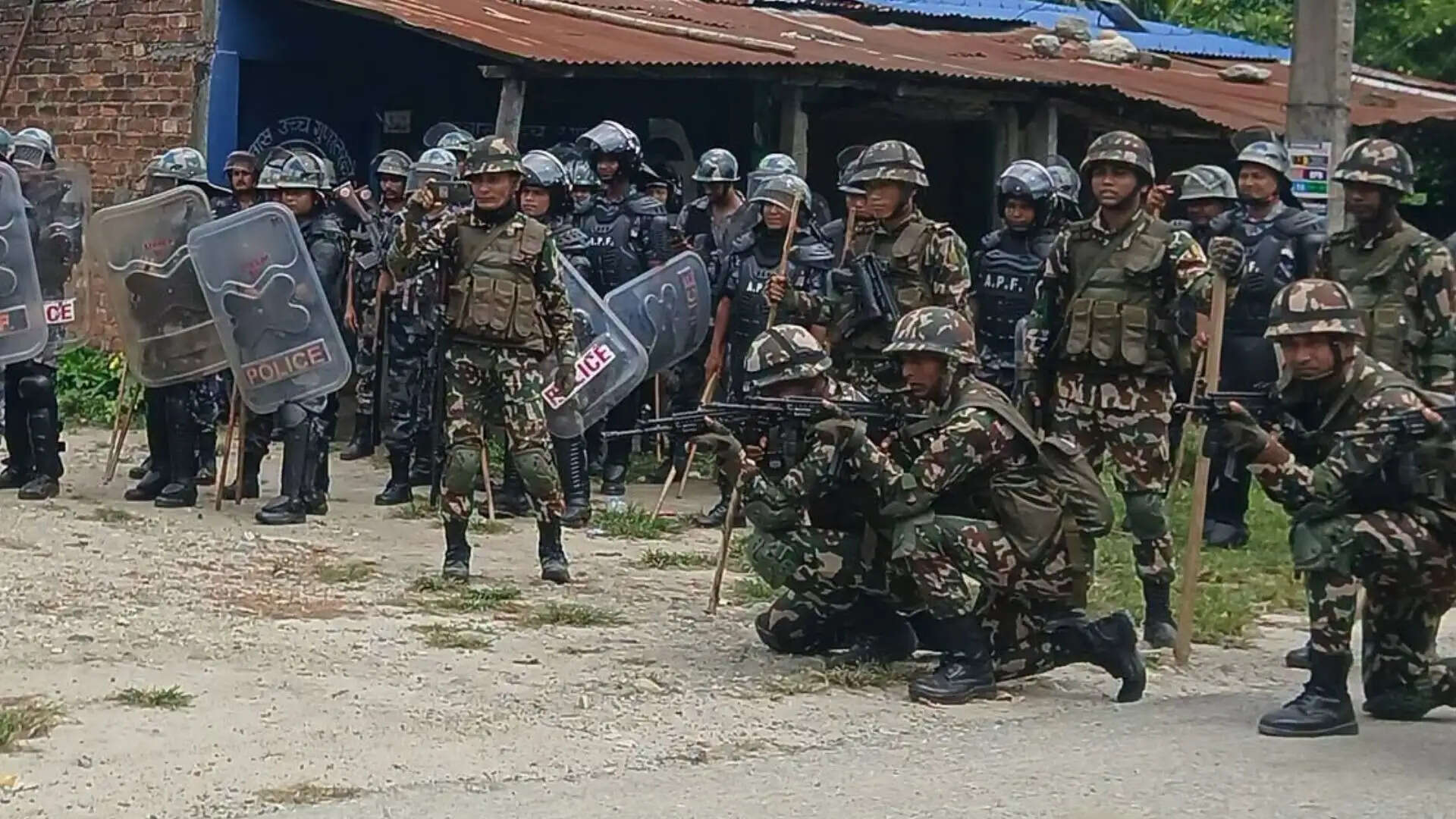 नेपाल में सुनसरी के संवेदनशील इलाकों और पूर्व पश्चिम राजमार्ग में बेमियादी कर्फ्यू