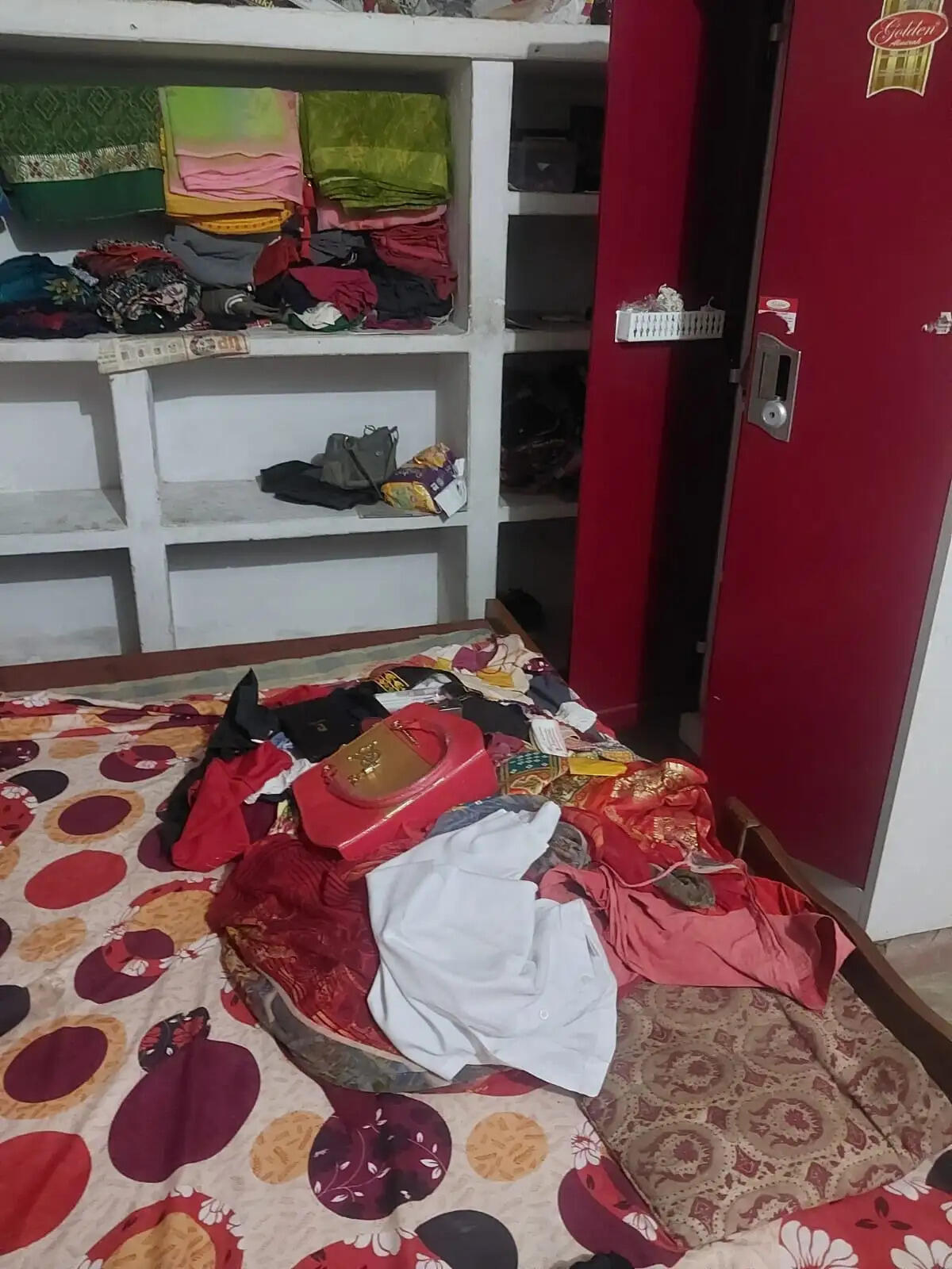 तीन घरों का ताला तोड़कर दो नाली बंदूक सहित लाखों की चोरी, मौके पर पुलिस टीम