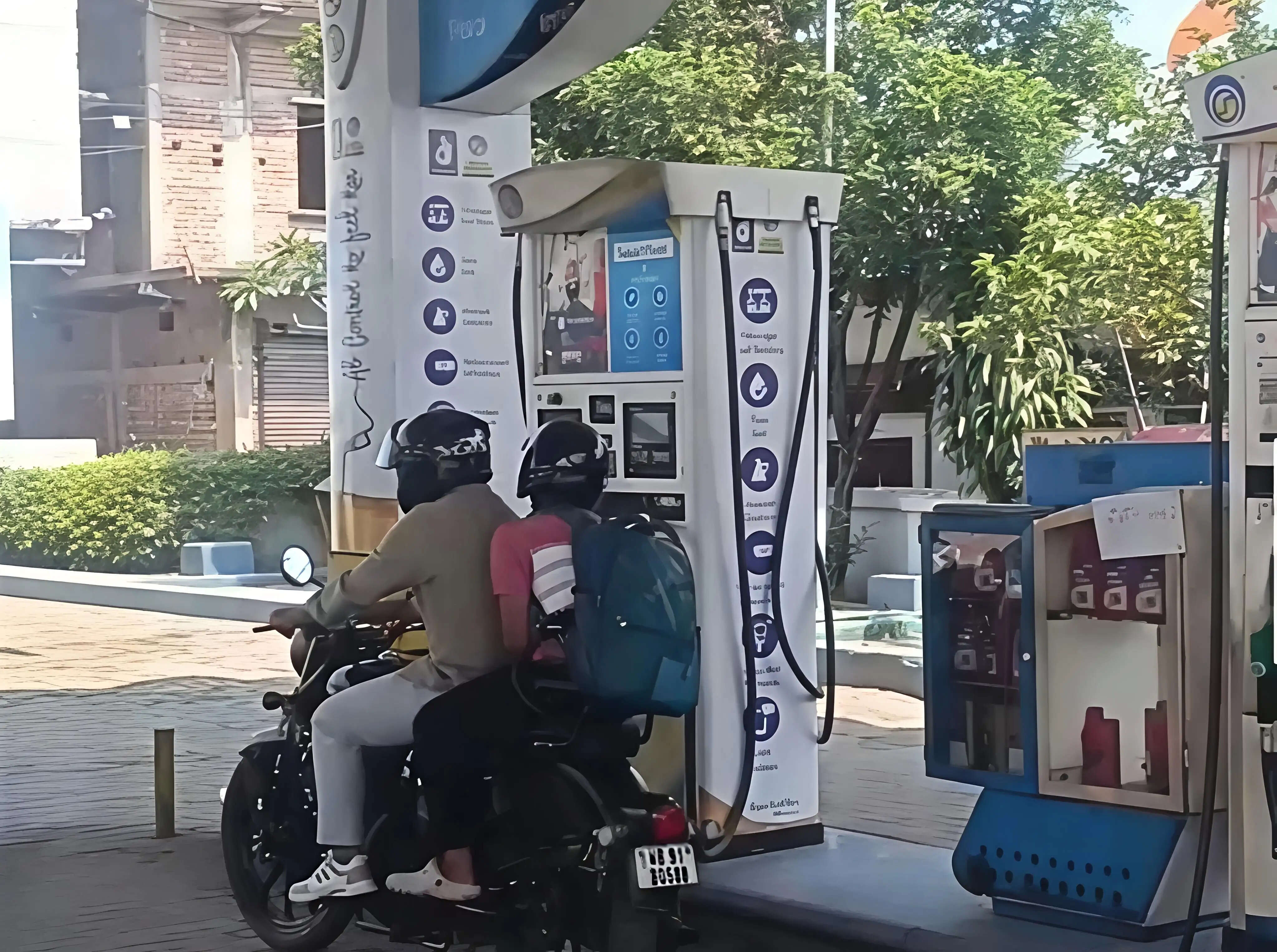 डीएम आवास के बगल स्थित बीपीसीएल पेट्रोल पंप पर तेल खत्म