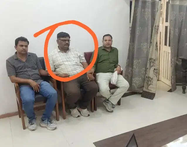 धार: नामांतरण के लिए 10 हजार रुपये की रिश्वत&nbsp;लेते पटवारी रंगे हाथ गिरफ्तार