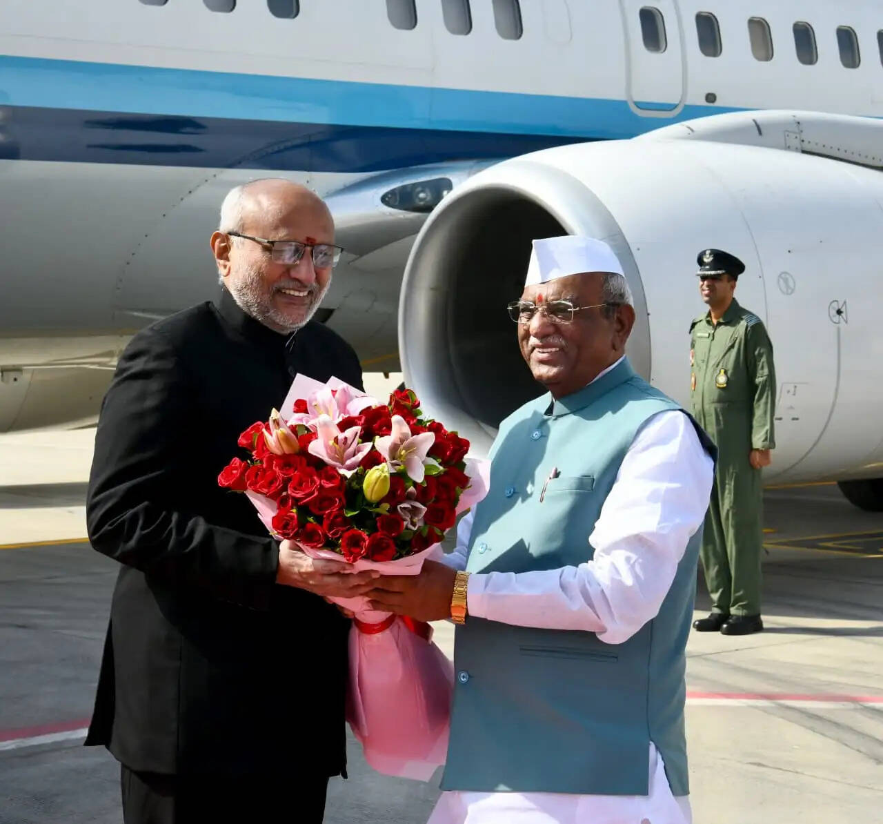 राज्यपाल बागडे ने उपराष्ट्रपति की अगवानी की