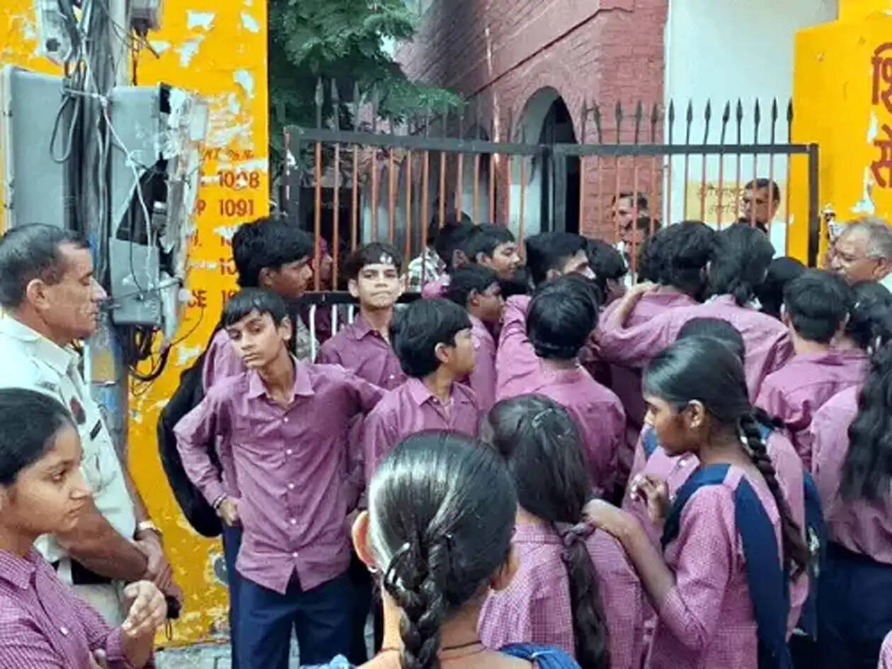 हिसार : साइंस टीचर के तबादले पर भड़के छात्रों ने स्कूल पर जड़ा ताला