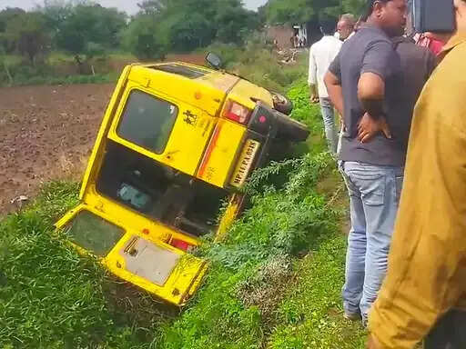 नीमच के&nbsp;मनासा&nbsp;में स्कूली बच्चों से भरी वैन पलटी, सभी सुरक्षित, चालक मौके से फरार, ओवरलोडिंग के आरोप